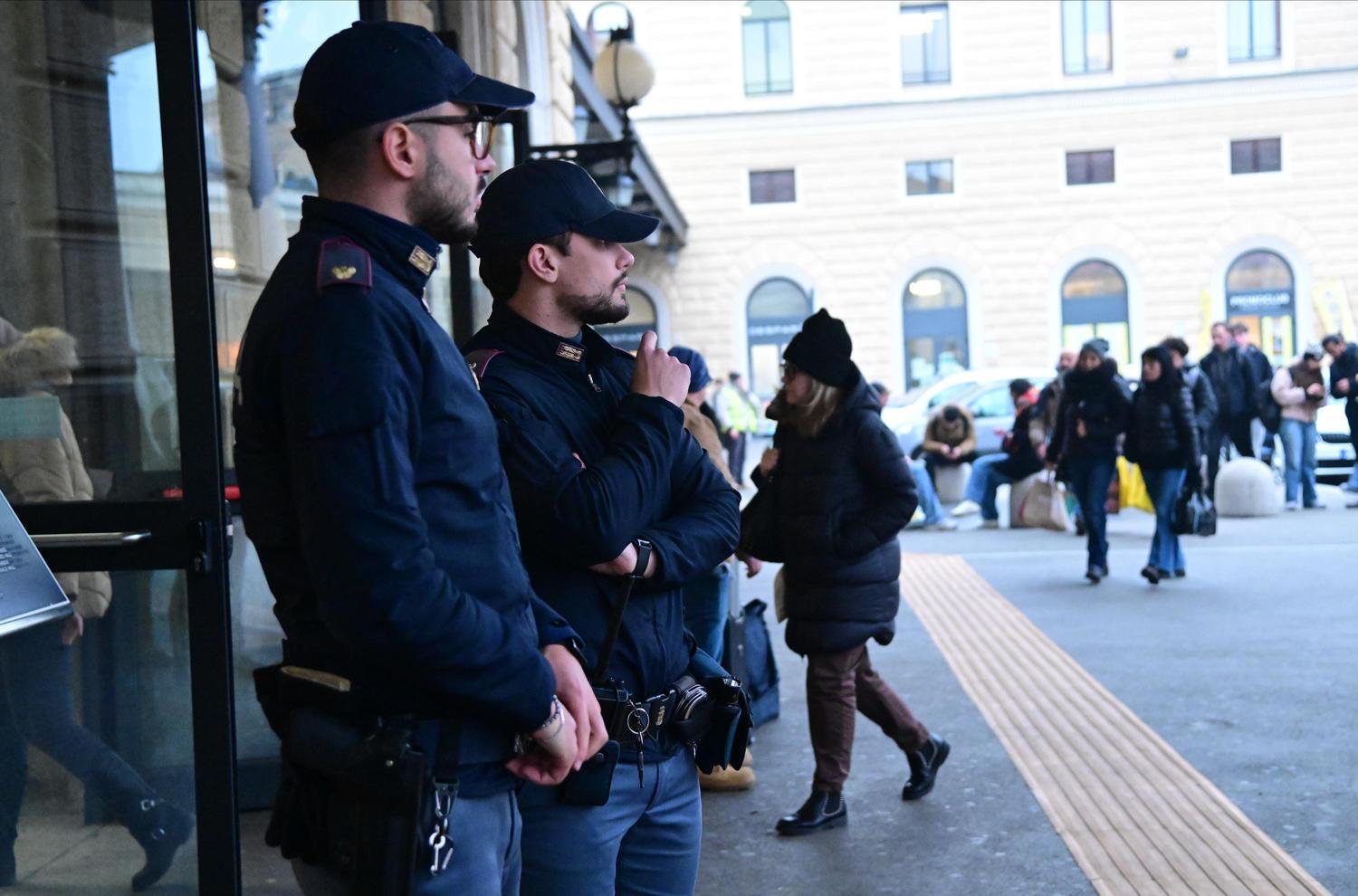 Non scende dal vagone in stazione e aggredisce il capotreno