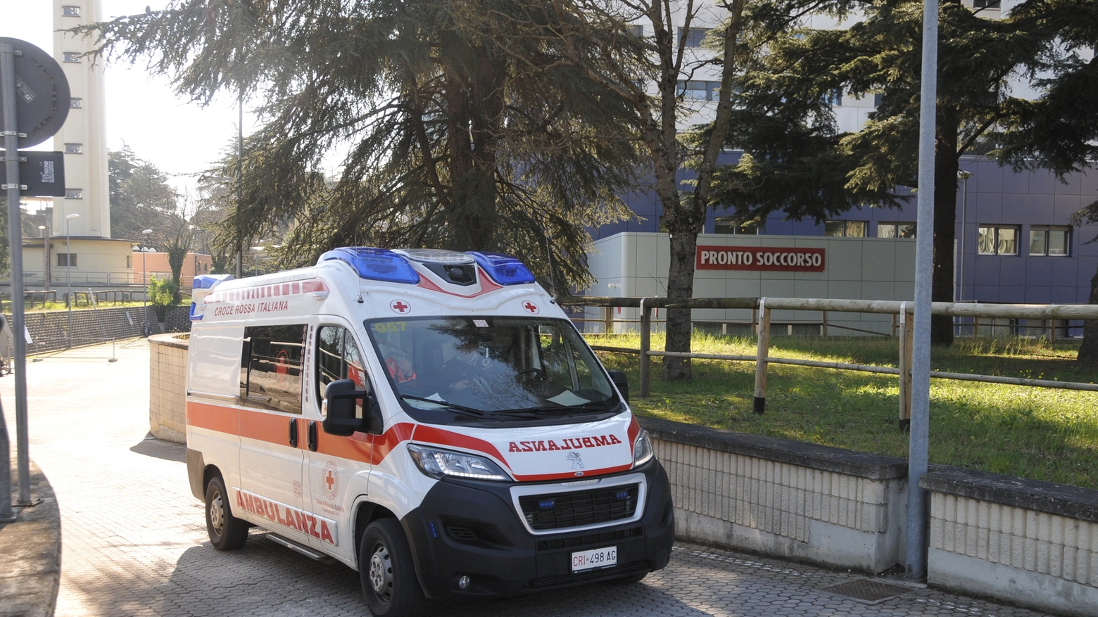 Ambulanza in uscita dal Pronto Soccorso