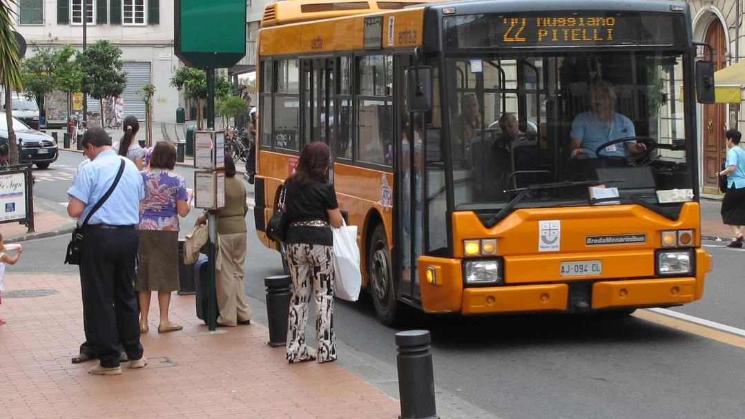 Un bus di Atc in servizio in una linea urbana (. foto di repertorio