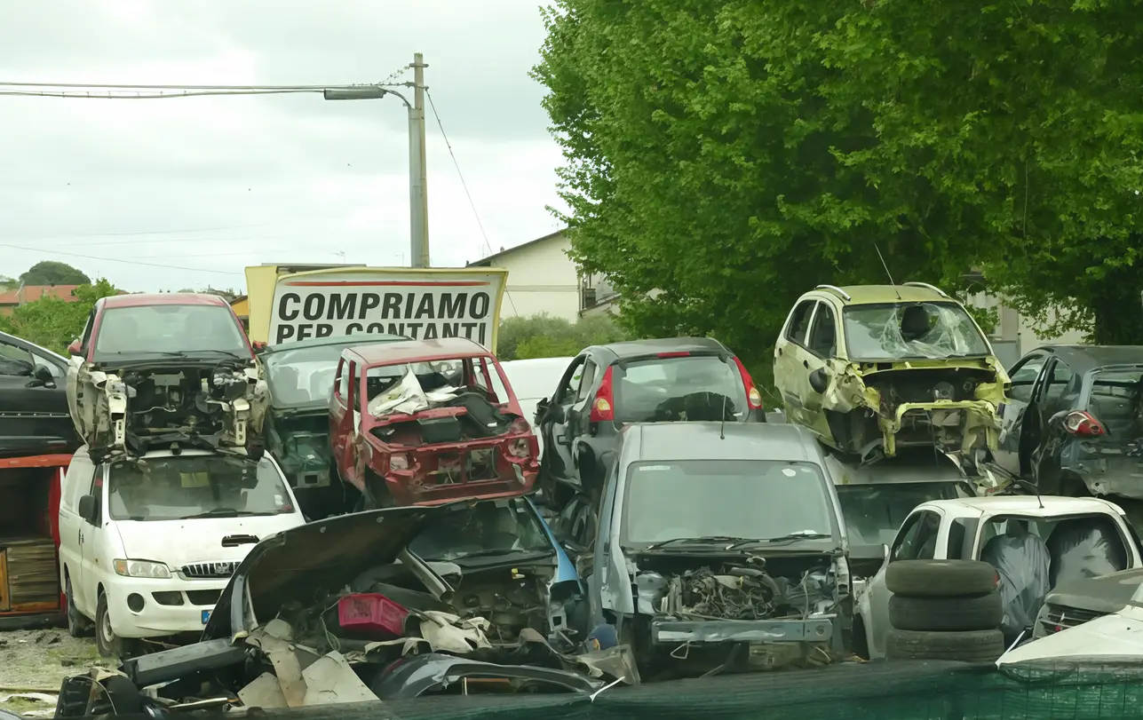 Discariche di vecchie automobili, nei guai i gestori dei terreni e sei ditte