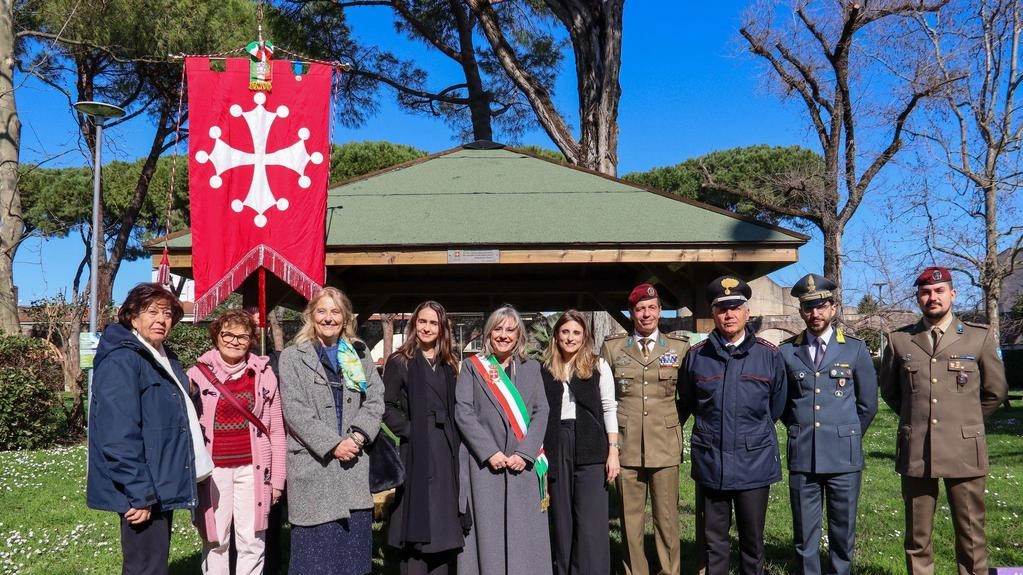 Taglio del nastro ieri mattina per il gazebo nel giardino Alfredo Solarino, di fronte all’ingresso della casa circondariale di Pisa