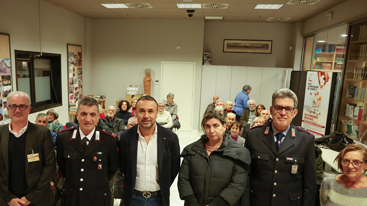 L’incontro promosso dal Comune con la sezione Soci Coop Le Signe per prevenire i crimini . Sos per l’inganno dei falsi carabinieri. Boom di raggiri nel parcheggio del centro commerciale.