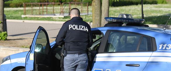 Il furto finisce a botte. Caos fuori da un supermercato a Firenze