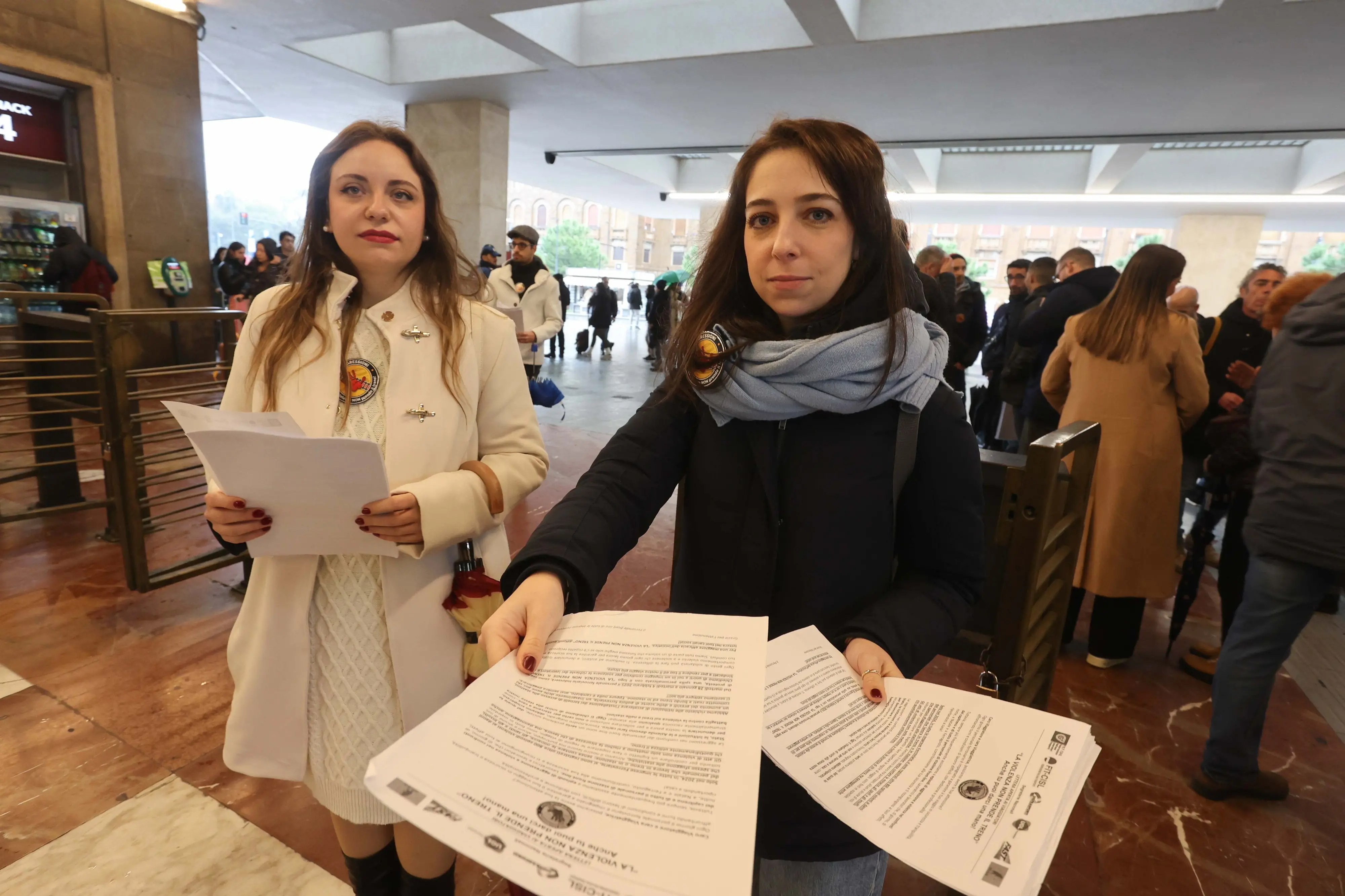 Ferrovie, la protesta alla stazione: “La violenza non prende il treno”