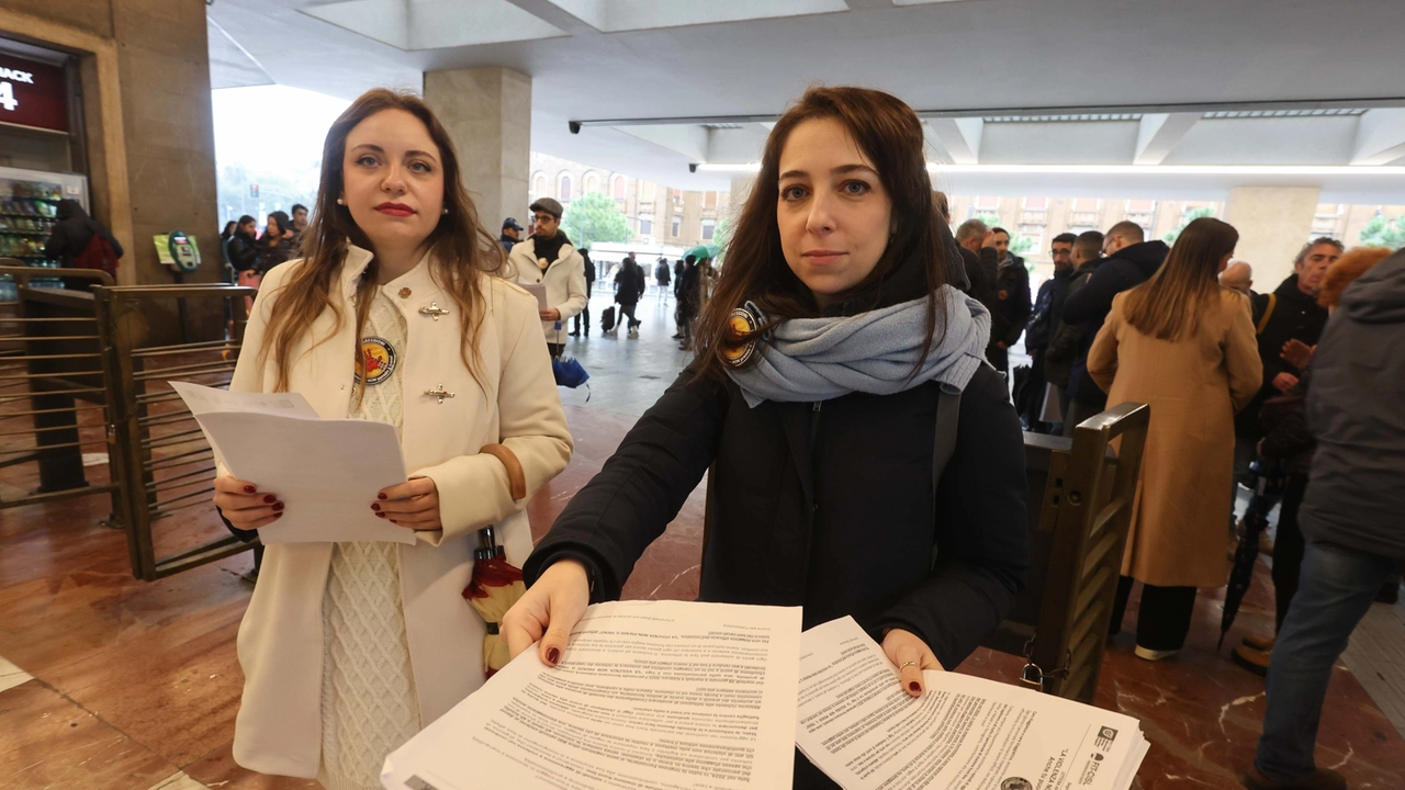 Il volantinaggio alla stazione (Foto Giuseppe Cabras/New Press Photo)