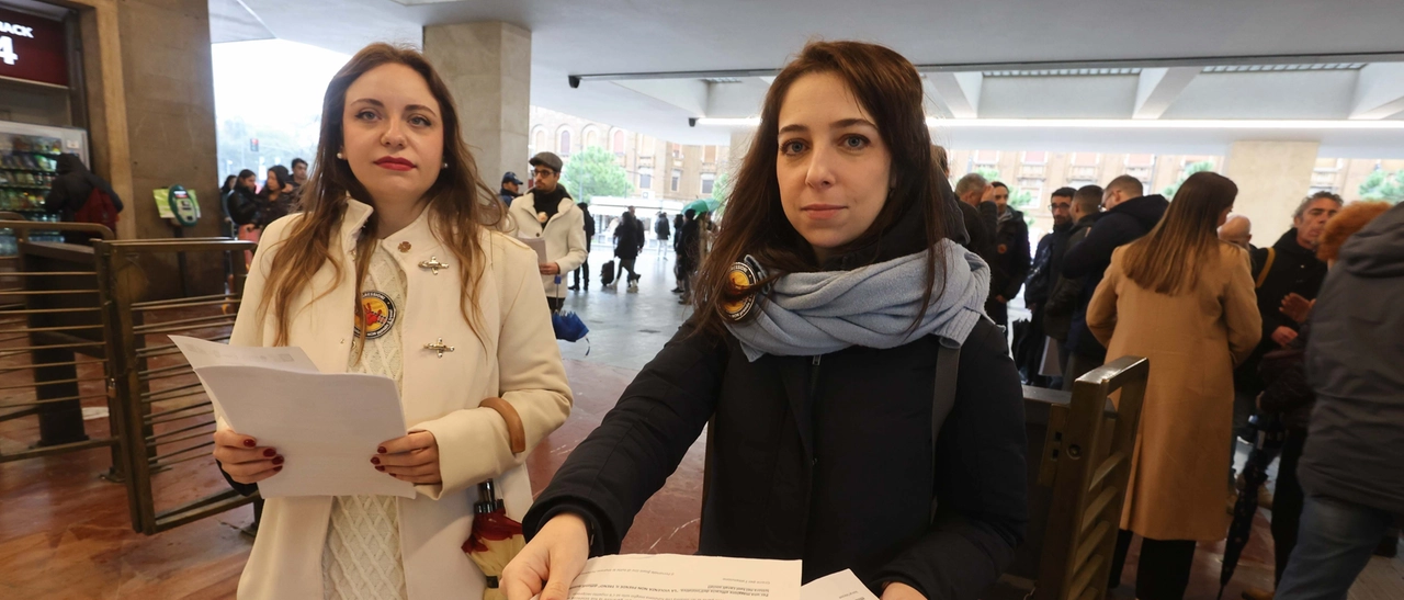 Ferrovie, la protesta alla stazione: “La violenza non prende il treno”