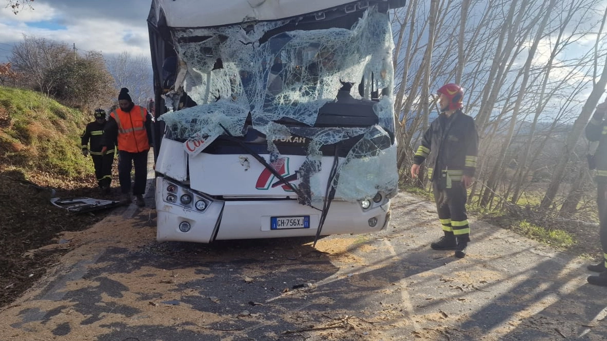 L'autobus colpito (Foto Jacopo Canè/Germogli)