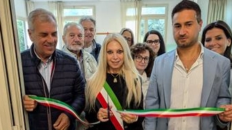 Il taglio del nastro della nuova scuola primaria