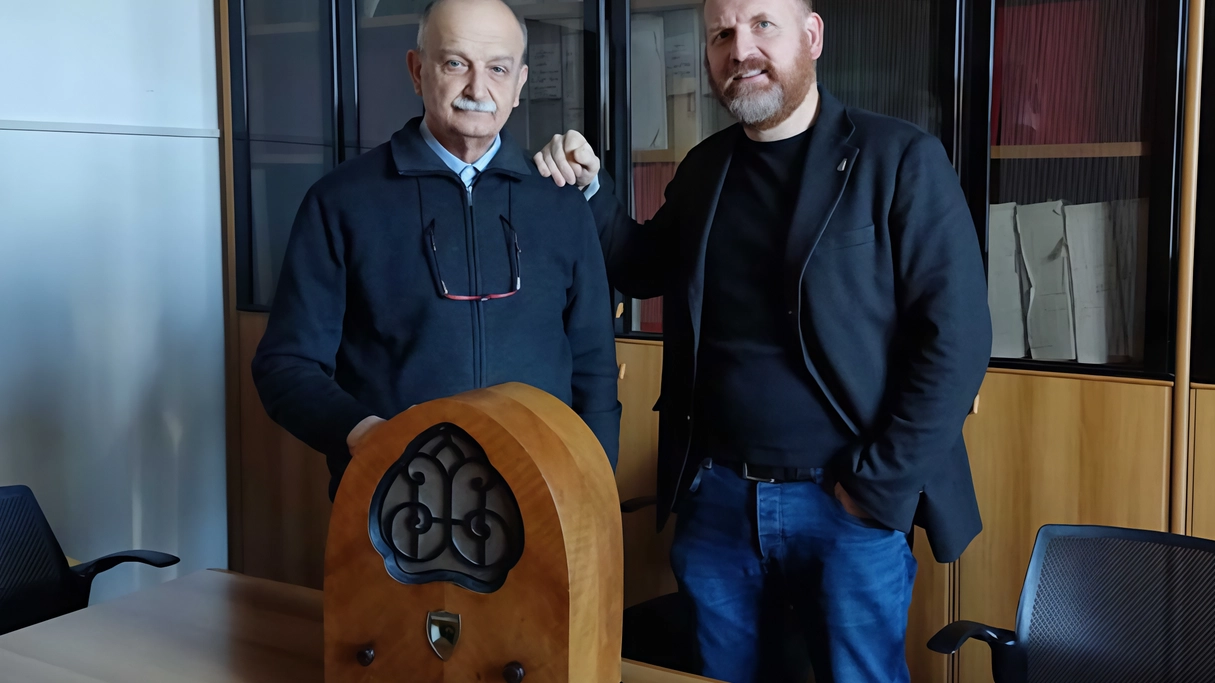 Dona la collezione di radio d’epoca al Comune. Il sindaco  crea un museo interamente dedicato