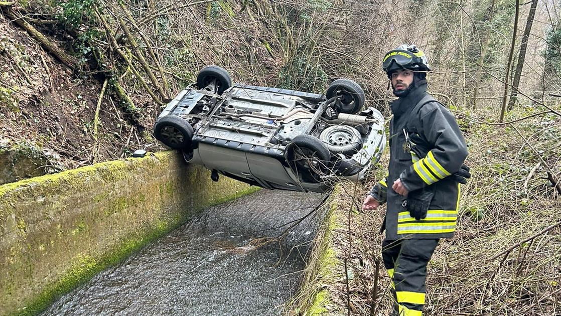 Auto si ribalta in un dirupo. Donna si salva dopo un volo di 20 metri