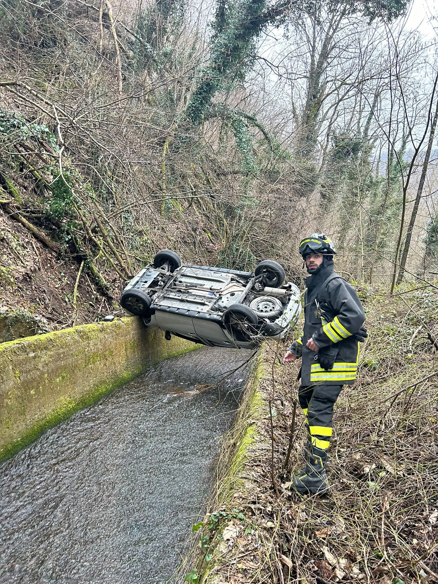 Auto si ribalta in un dirupo. Donna si salva dopo un volo di 20 metri