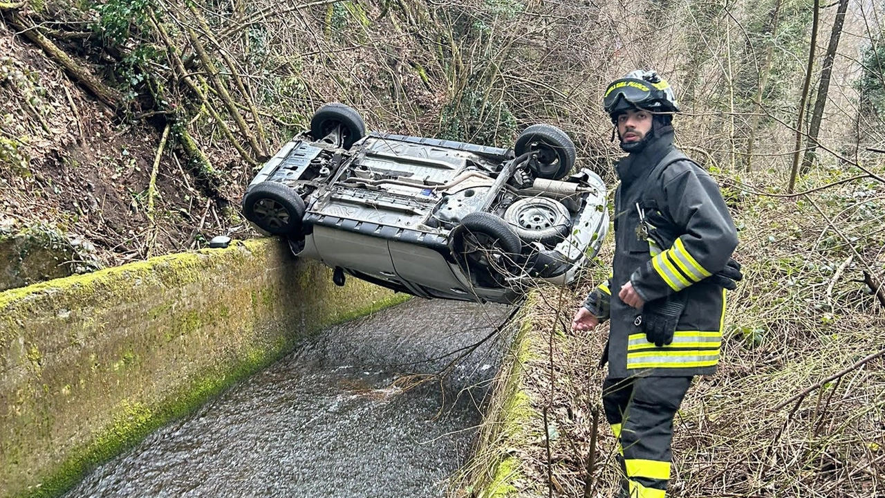 L'auto ribaltata nel dirupo. Sul posto i vigili del fuoco di Castiglione dei Pepoli, i carabinieri e la polizia locale