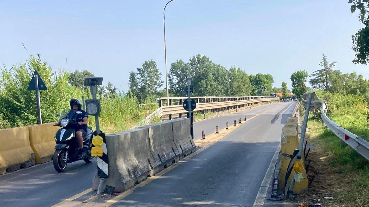 Il Ponte della Botte di Calcinaia è stato. chiuso in entrambi i sensi per i lavori di consolidamento (foto d’archivio)