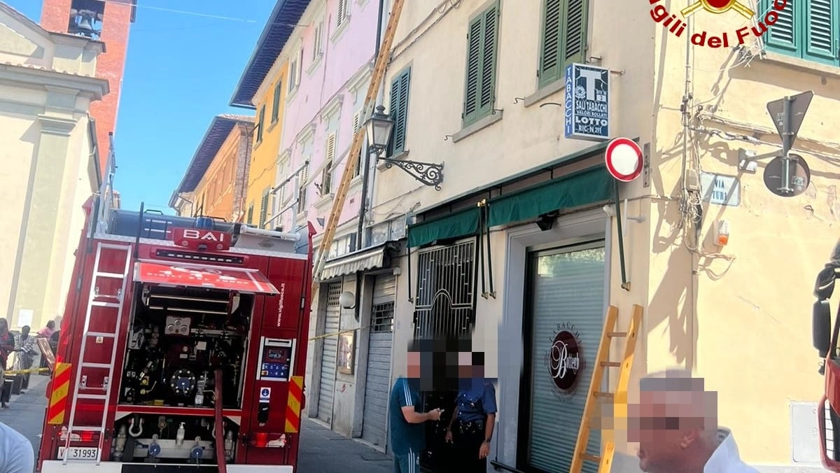 I vigili del fuoco intervenuti per l'incendio scoppiato in via Turi