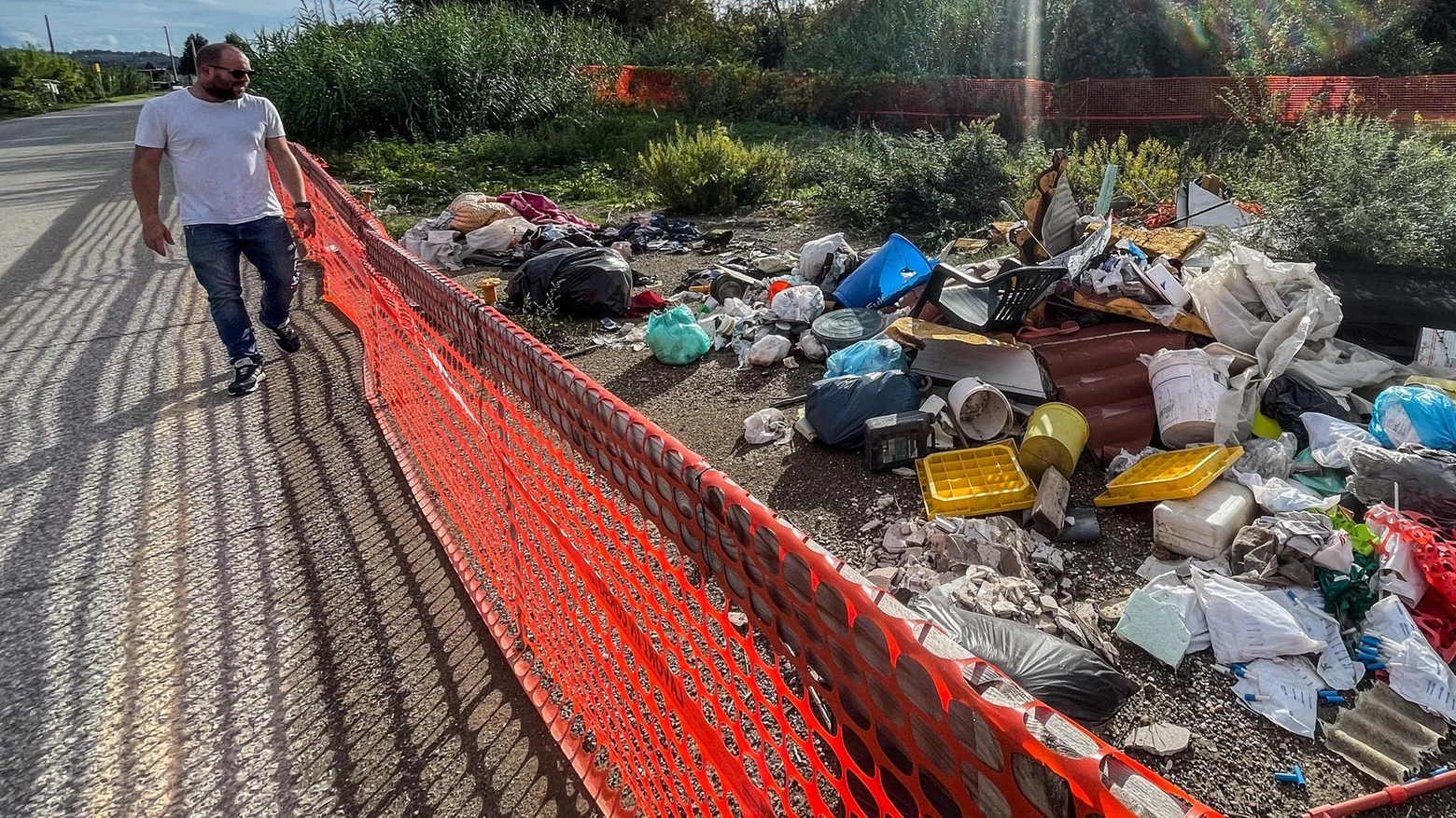 Emergenza in via delle Draghe. La strada come una discarica: "Rifiuti anche nel letto del fiume"