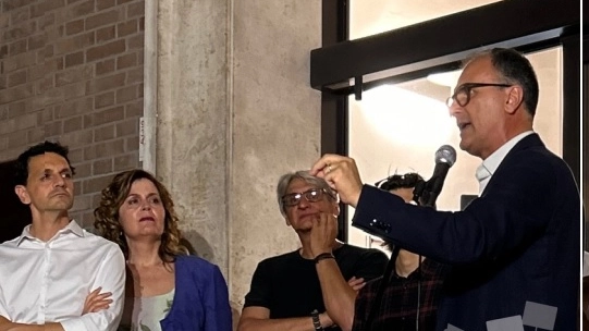 Il candidato dei progressisti vince al ballottaggio la sindaca uscente Paola Lungarotti, che si ferma al 48%