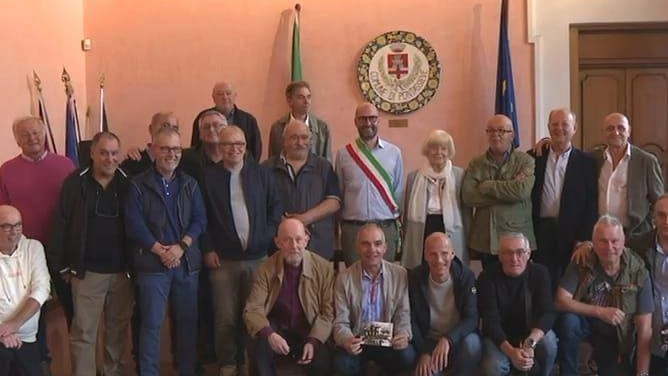 Gli ex alunni della De Amicis tutti insieme a distanza di 60 anni