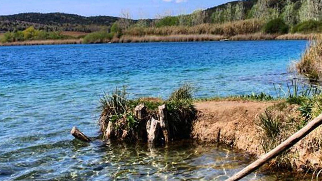 Un’immagine del lago dell’Accesa La scorsa estate la zona è stata una meta raggiunta da molti turisti Forse troppi