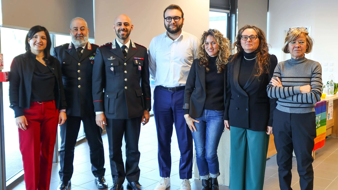 Sala soci Coop gremita per l’incontro ideato da Cgil Spi, Comune e Arma. I carabinieri hanno descritto le "trappole" più diffuse sul territorio.