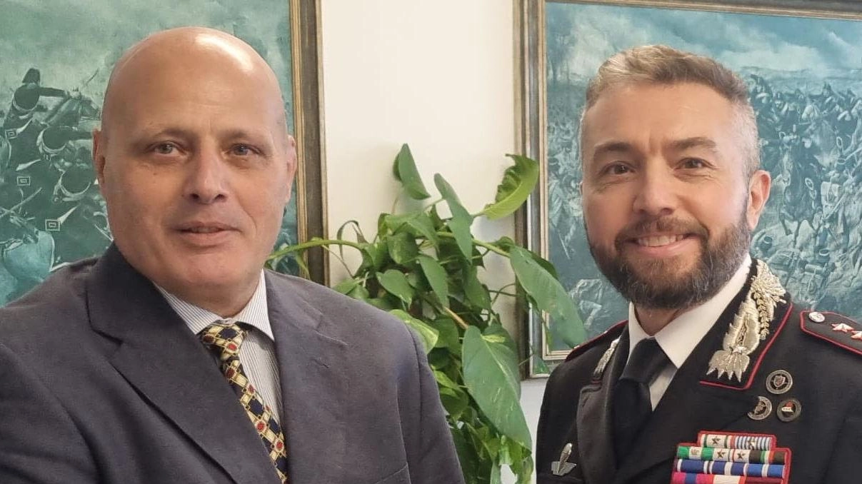 Il brigadiere capo Giuseppe Calderaro va in pensione dopo oltre 41 anni di servizio nei Carabinieri. Il suo commiato è stato celebrato con una cerimonia presso il Comando Provinciale di Pistoia, dove ha ricevuto ringraziamenti per la sua carriera e i successi ottenuti nelle indagini contro la corruzione.