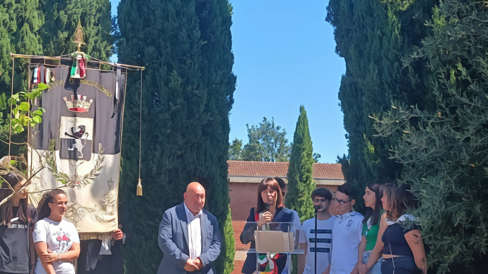 Il 6 luglio 1944 Fucecchio commemora il tragico bombardamento alleato che causò due vittime civili. L'amministrazione e associazioni locali rendono omaggio alle vittime e promuovono la pace.