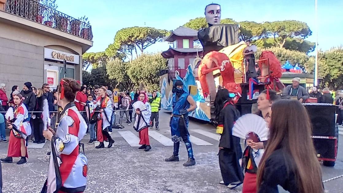 Coriandoli e maschere in laguna, successo della seconda sfilata a Orbetello