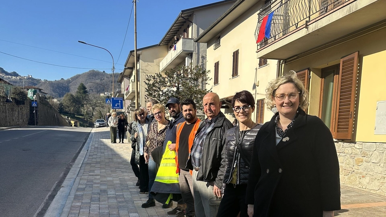 La sindaca di Vernio, Maria Lucarini, durante l’inaugurazione a Le Piana, dei nuovi marciapiedi sulla 325 che sono fruibili anche dai disabili