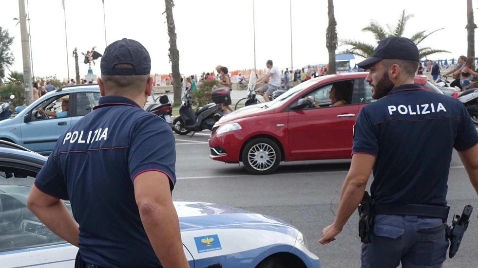 Agenti di polizia a lavoro (foto Umicini)