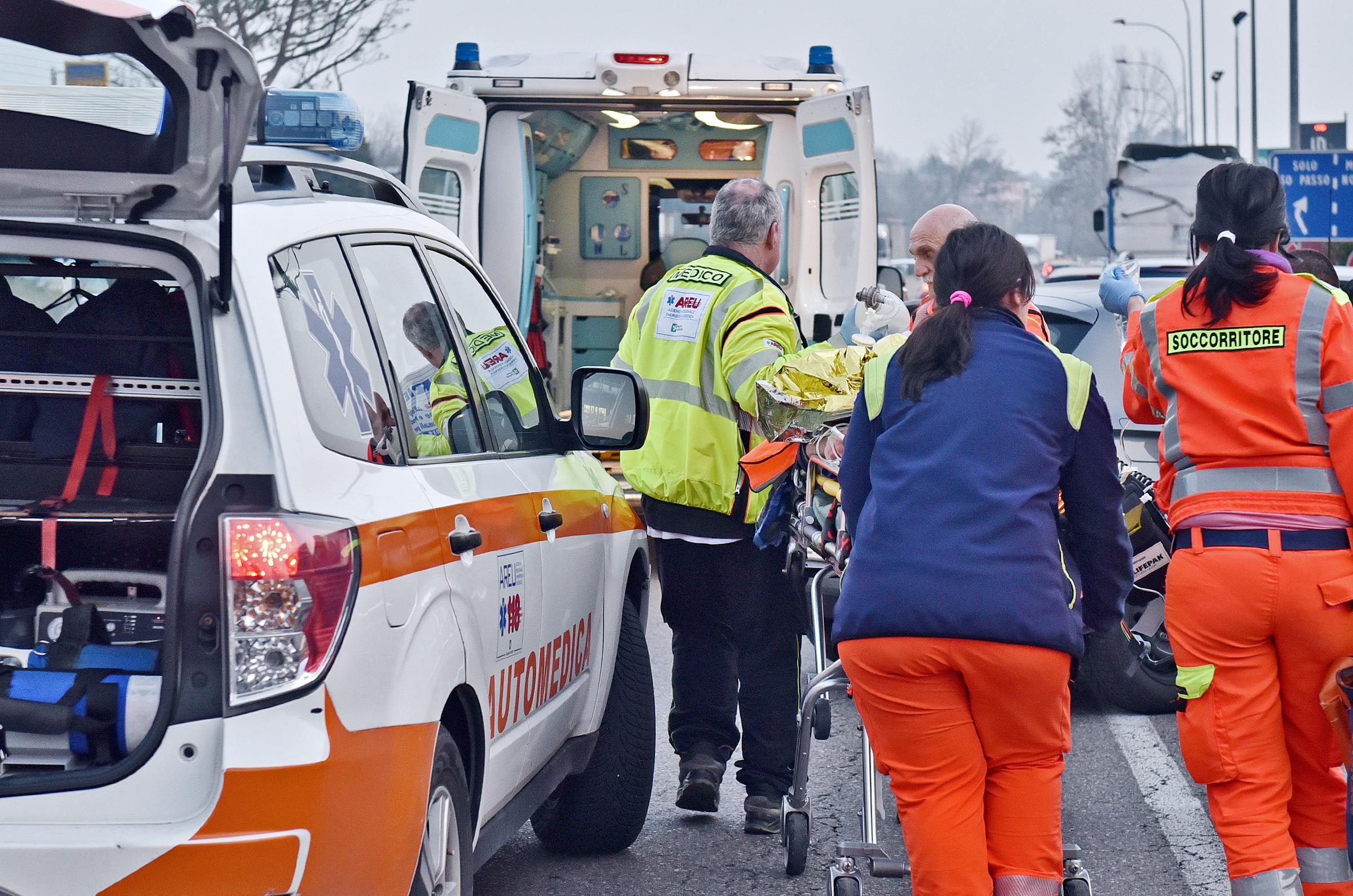 Spaventoso incidente sulla variante Aurelia. Muore una donna, due bimbi sbalzati fuori dall’auto