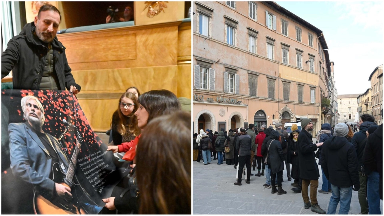 La commemorazione e la fila per entrare al teatro