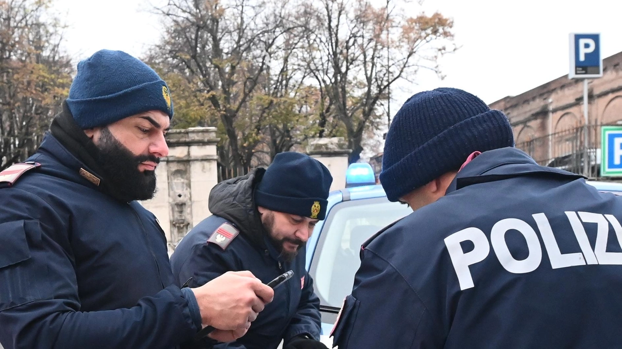 Dopo gli spari nel locale la polizia è immediatamente intervenuta con più volanti