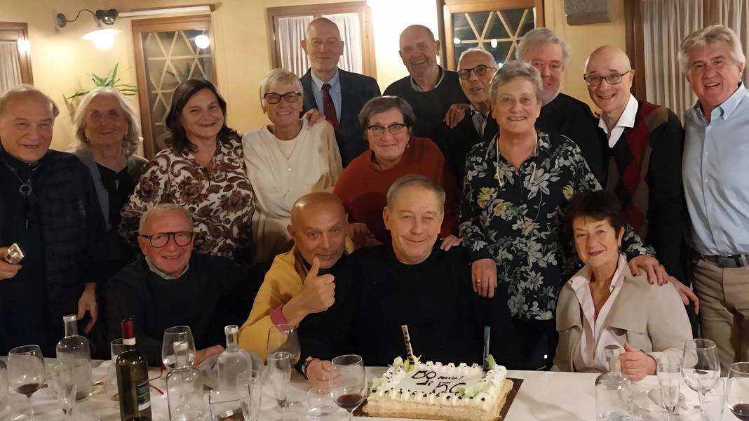 Dai banchi di scuola a una tavola imbandita. L’occasione per rivedersi dopo tanti anni dall’esame di maturità, i compagni di...