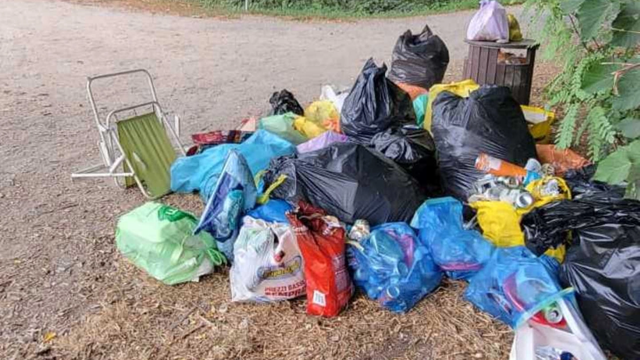 Il cumulo di rifiuti lasciato dopo la festa lungo il Serchio