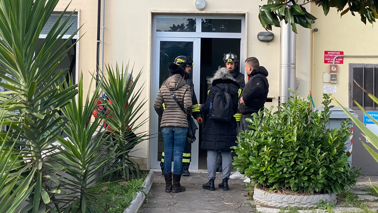 Residenti a colloquio con i vigili del fuoco dopo le verifiche sulle palazzine