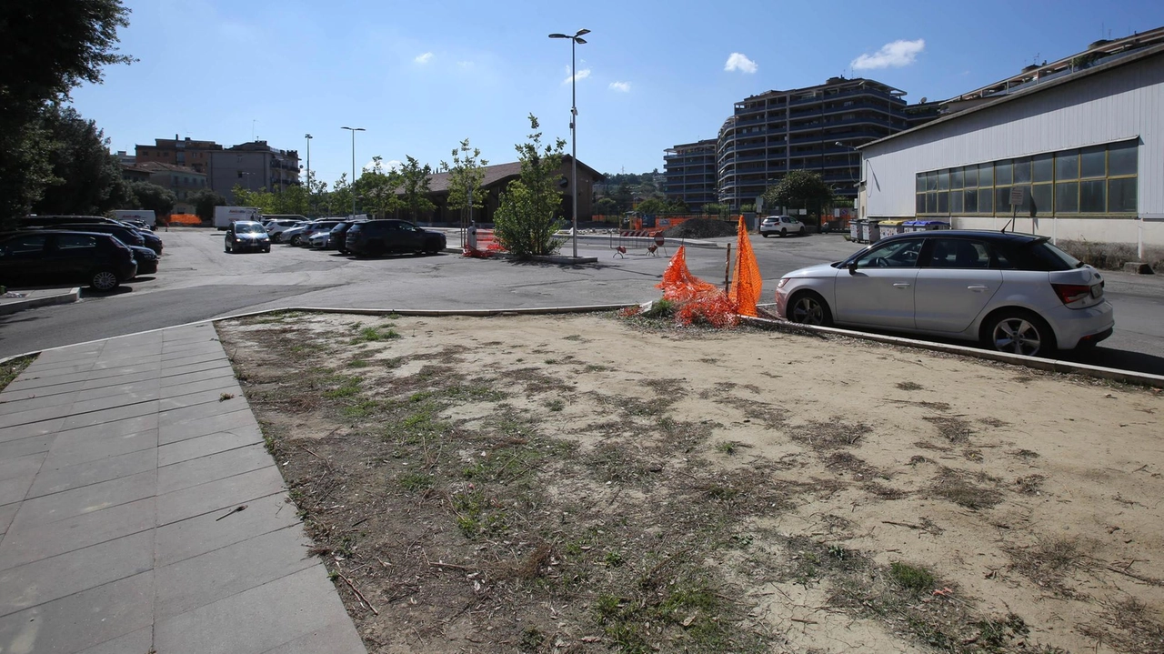 PERUGIA - Partono i lavori di fresatura e bitumatura alla stazione di Fontivegge, di fronte all’ex scalo merci, nel parcheggio...