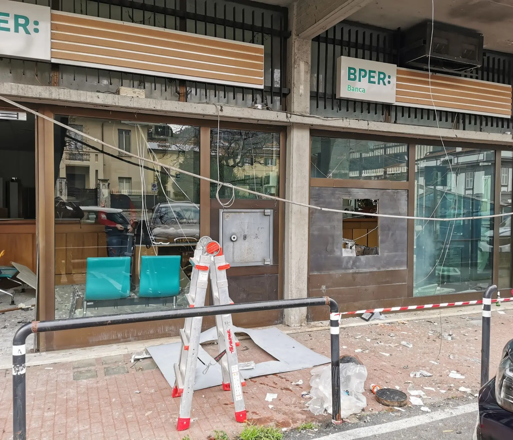 Assalto al bancomat, poi la fuga. Notte di terrore a Carrara, al vaglio i filmati delle telecamere