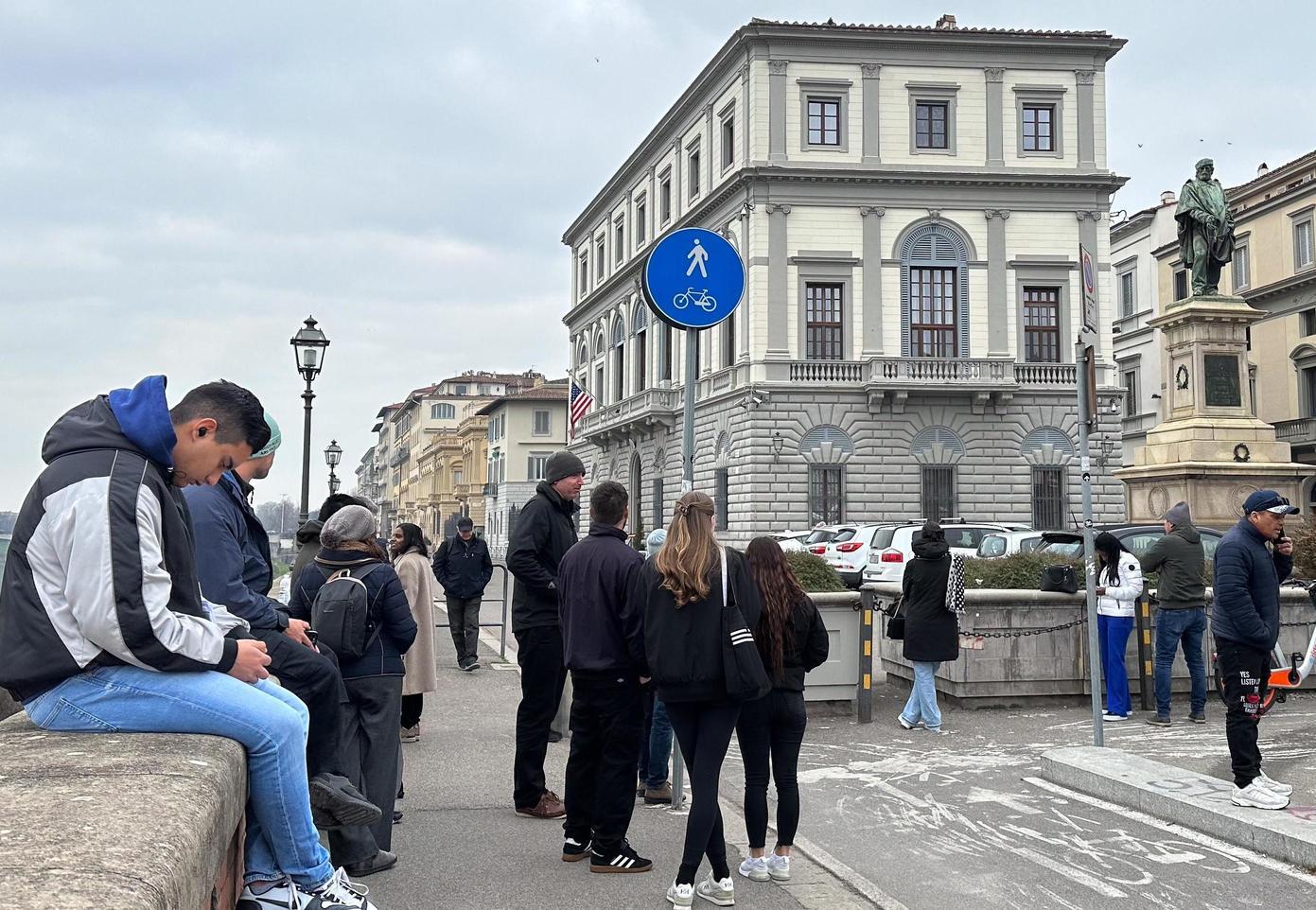 Consolato Usa a rischio. Anche i residenti si schierano: "Garantisce sicurezza e affari"