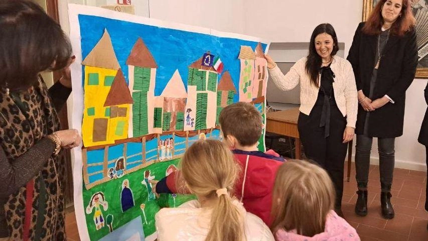 I piccoli della scuola dell’infanzia statale Il Girotondo di Poggibonsi hanno fatto visita ieri mattina alla sindaca Susanna Cenni...