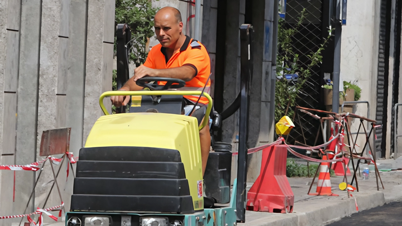 Lavori stradali notturni ad Antella per ridurre l'impatto sulla viabilità già compromessa. Terza corsia autostradale e rifacimento impianto fognario in corso.