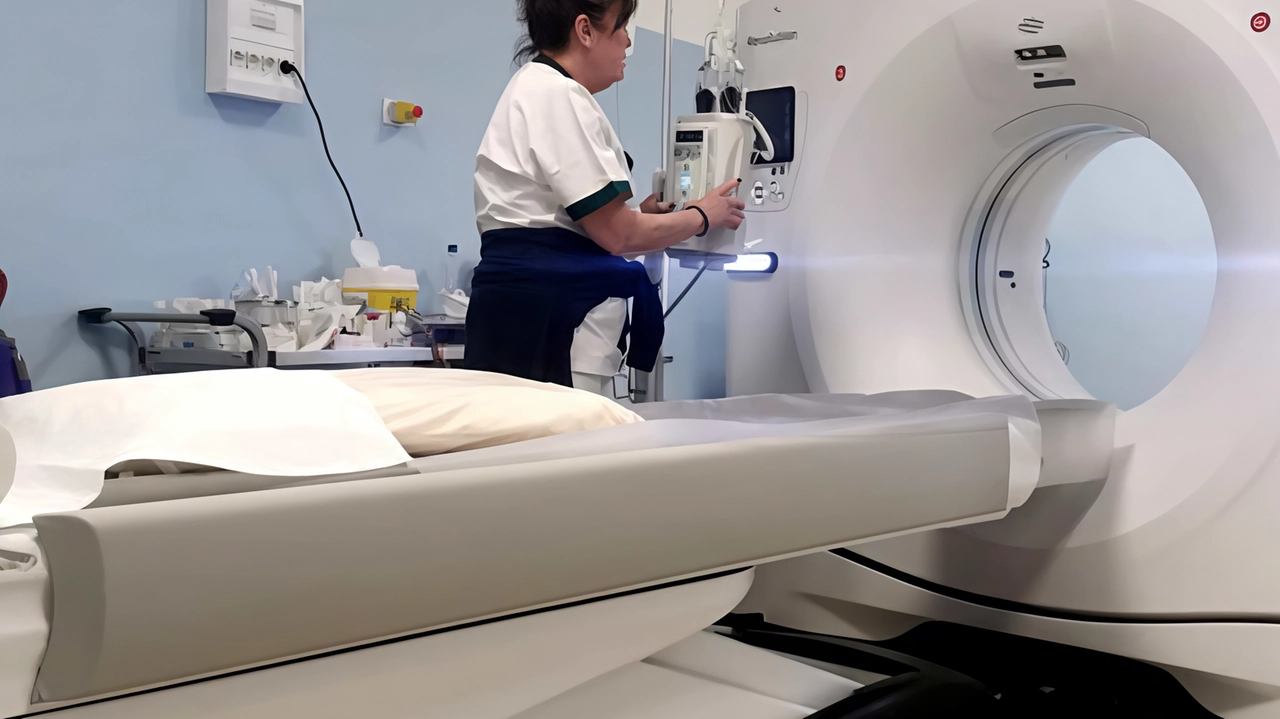 A Arezzo, l'Ospedale San Donato ha inaugurato la seconda Tac, acquistata con fondi Pnrr "Next generation EU". Il nuovo macchinario all'avanguardia garantisce diagnosi più veloci e precise, riducendo i tempi di esposizione e l'impatto delle radiazioni. Il reparto di Radiologia ha già recuperato quasi 1000 esami grazie all'attivazione di turni notturni.