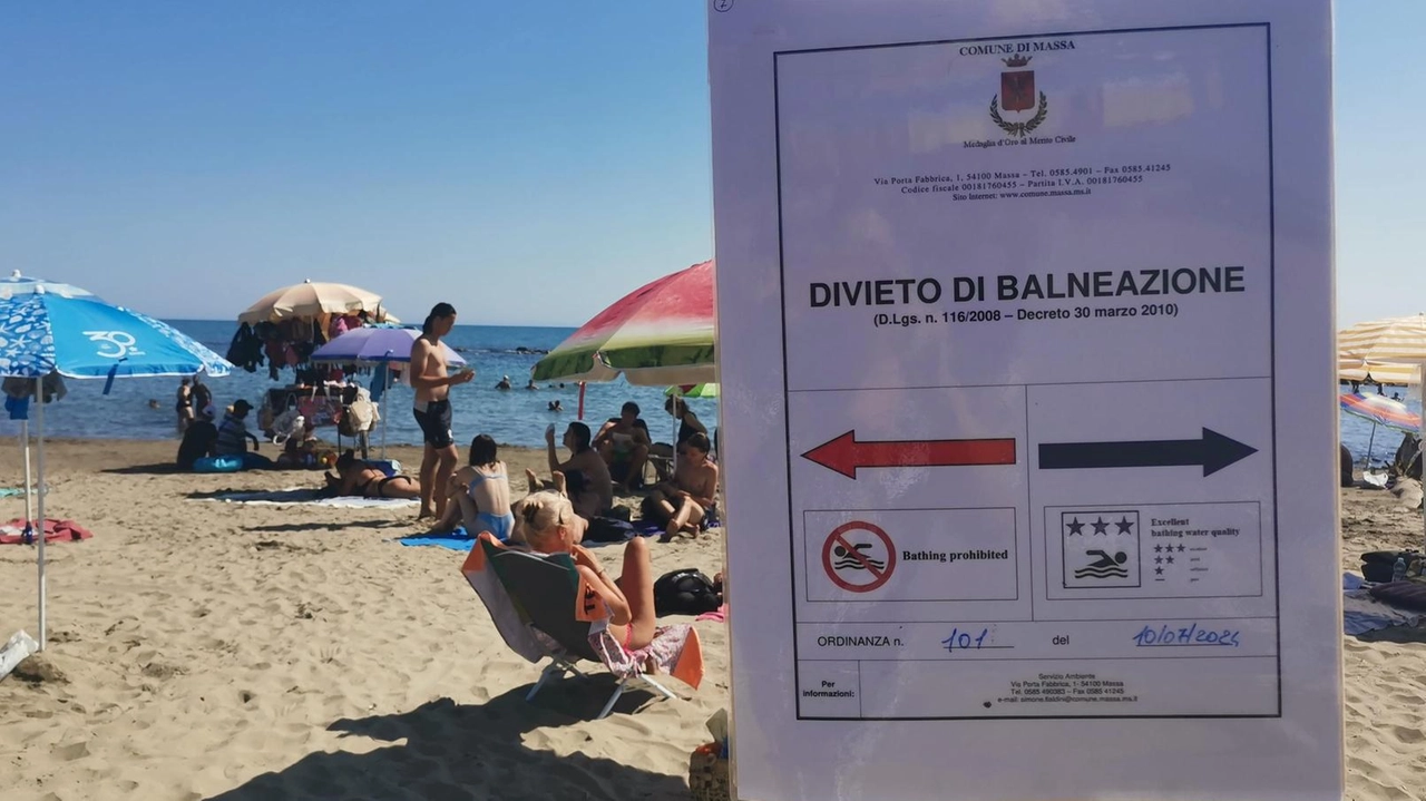 L’inquinamento arriva spesso al mare e la conseguenza, dopo i controlli di Arpat, sono i divieti di balneazione