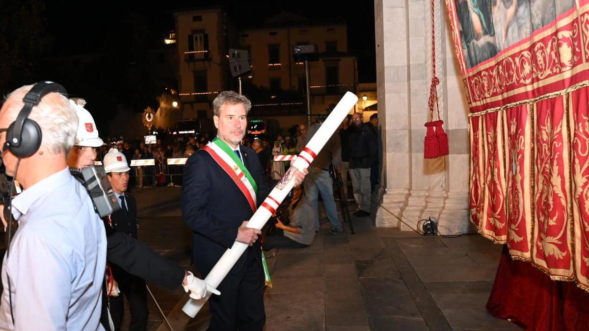 Tanti fedeli e spettatori incuriositi anche dalle maxi campane “aggiuntive“. Lumini a cera lungo via Fillungo, a led sulle facciate delle chiese. .