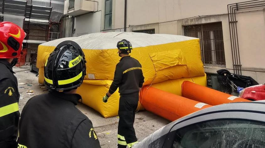 Lancia oggetti e si barrica in casa. Irruzione della polizia: salvata