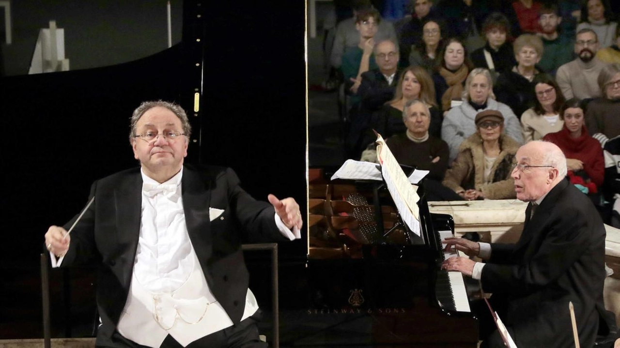 Il maestro Giuseppe Lanzetta (a sinistra), direttore dell’Orchestra da Camera Fiorentina e il pianista e compositore Bruno Canino