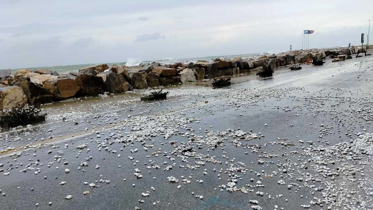 La mareggiata e i «sassini» caduti sulla strada ieri a Marina di Pisa