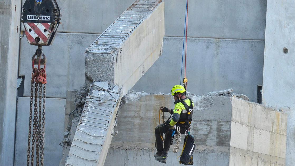 Cantiere di via Mariti, sette mesi di indagini: due betoniere poi il crollo. Caccia all’errore nella trave