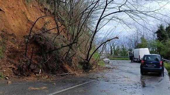 Sul San Baronto il cedimento del terreno sovrastante la carreggiata fortunatamente non ha coinvolto veicoli in transito