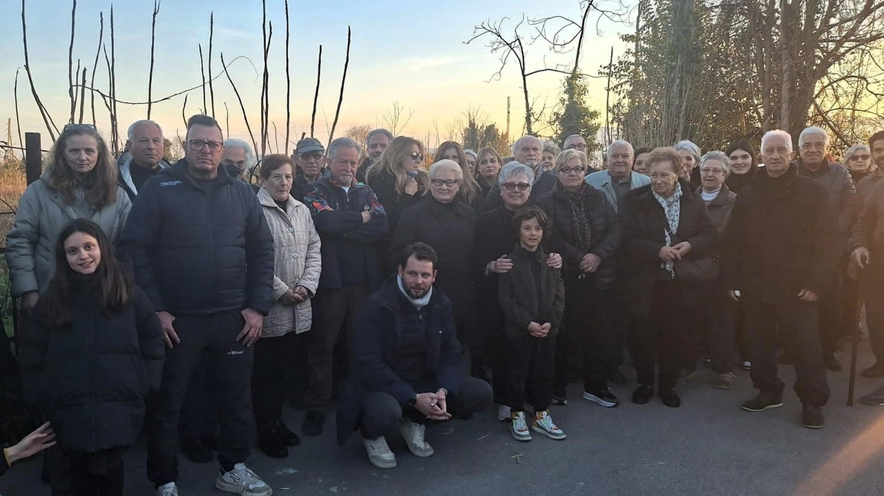 Alcuni residenti protestano contro l’antenna che dovrebbe sorgere in via dei Tini