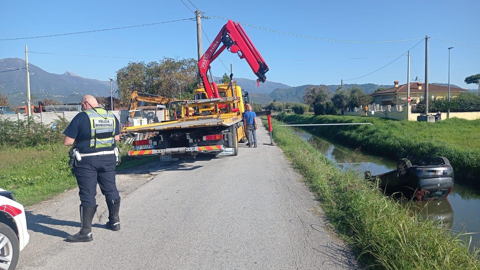 Auto si ribalta nel canale, conducente salvo: c’era poca acqua nel fosso