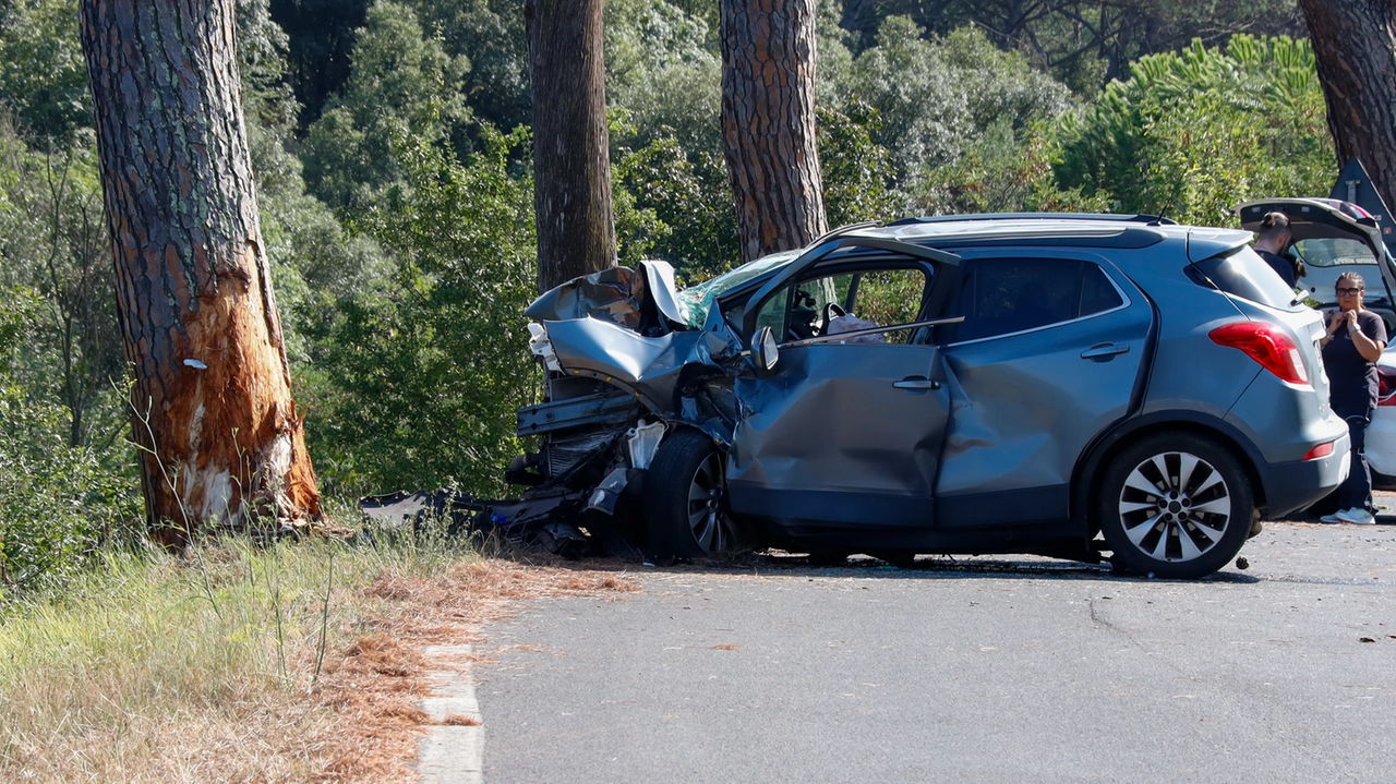 Signa, l'auto distrutta dopo l'impatto contro l'albero (Fotocronache Germogli/ Davide Franco)